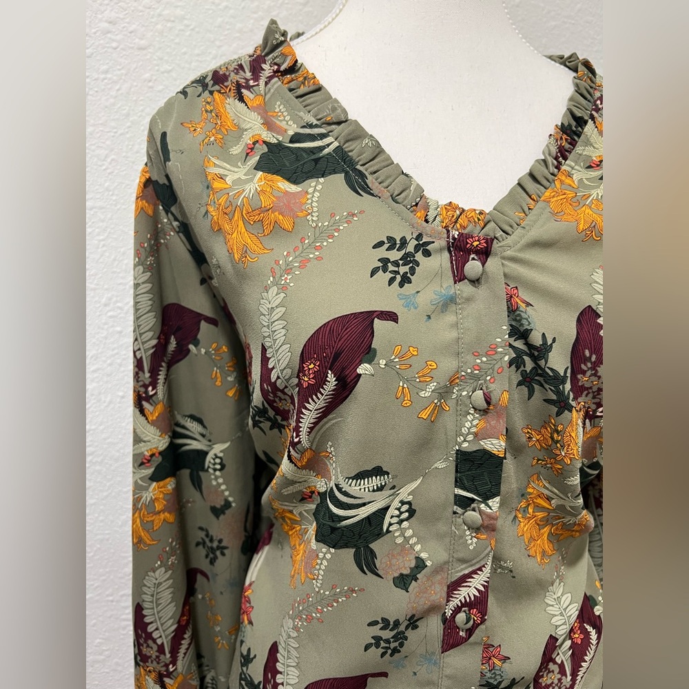 WELL WORN Floral Ruffle Neck Button Front Blouse EUC - Picture 4 of 9